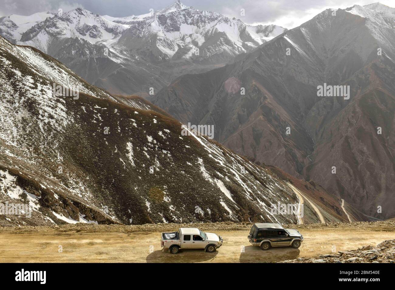 (200507) -- YECHENG, 7 maggio 2020 (Xinhua) -- Mediche dal centro di salute di Xihxu Township guida nelle montagne con le attrezzature mediche per fornire i servizi di controllo di salute agli abitanti del villaggio in Xihxu Township nella contea di Yecheng, nella regione autonoma di Xinjiang Uygur della Cina del nord-ovest, 2 maggio 2020. Al mattino presto, gli abitanti del villaggio di Yaragi sono venuti alla clinica locale per i controlli annuali gratuiti sulla salute. Oltre ai controlli sanitari, gli abitanti del villaggio hanno anche imparato la politica medica e lo stile di vita sano dai medici di Xihxu Township. Lo Xinjiang ha iniziato a offrire gratuitamente controlli sanitari universali a partire dall'ottobre 2016. Urbano e RU Foto Stock