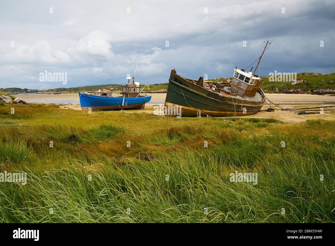 Vecchie barche da pesca vicino a Kincasslagh a Donegal, Irlanda. Foto Stock