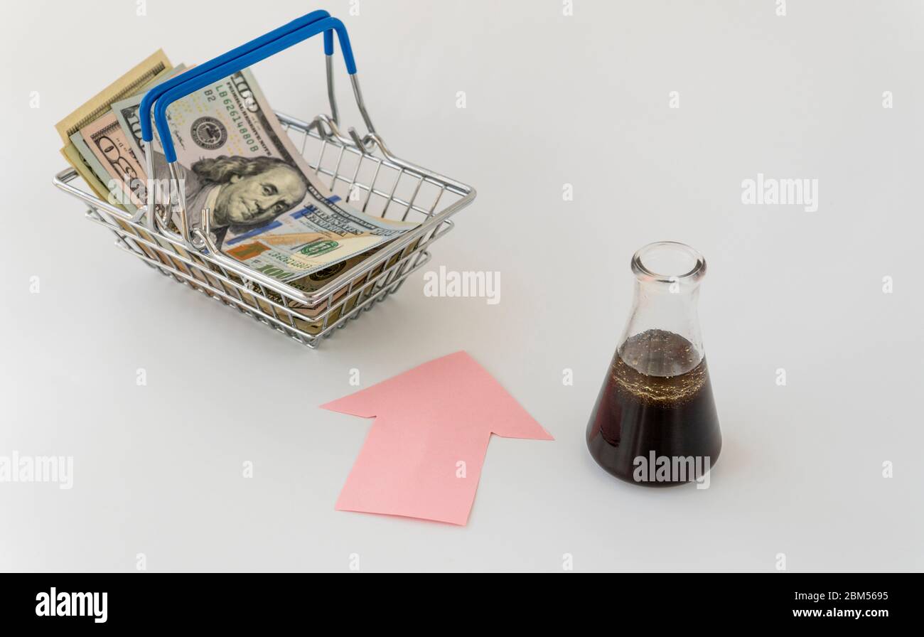 petrolio e soldi. concetto di petrolio prodotti prezzo crescita. contratto futures per l'acquisto o la vendita di petrolio. Foto Stock