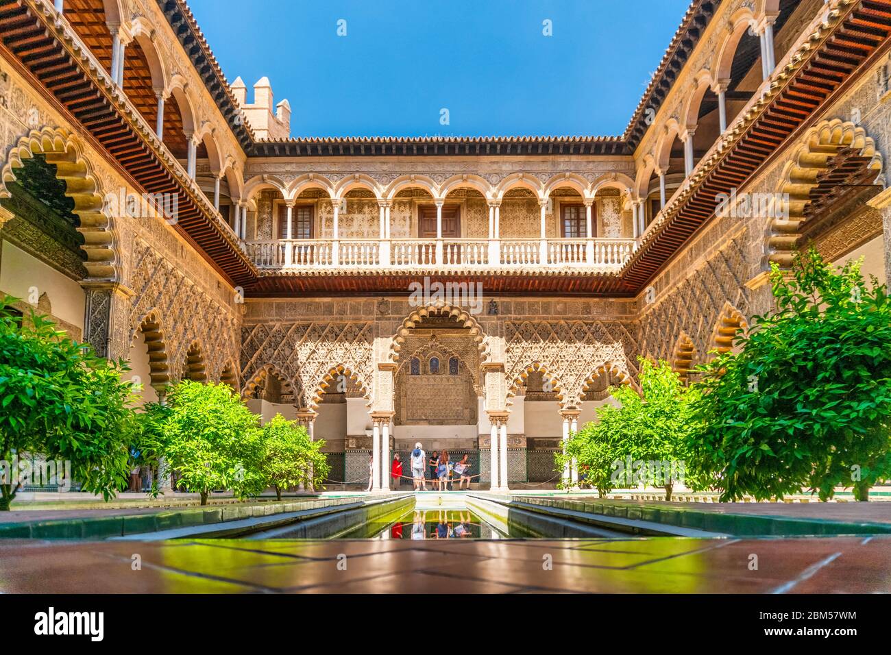 Architettura moresca di bellissimo castello chiamato Real Alcazar a Siviglia, Andalusia, Spagna Foto Stock