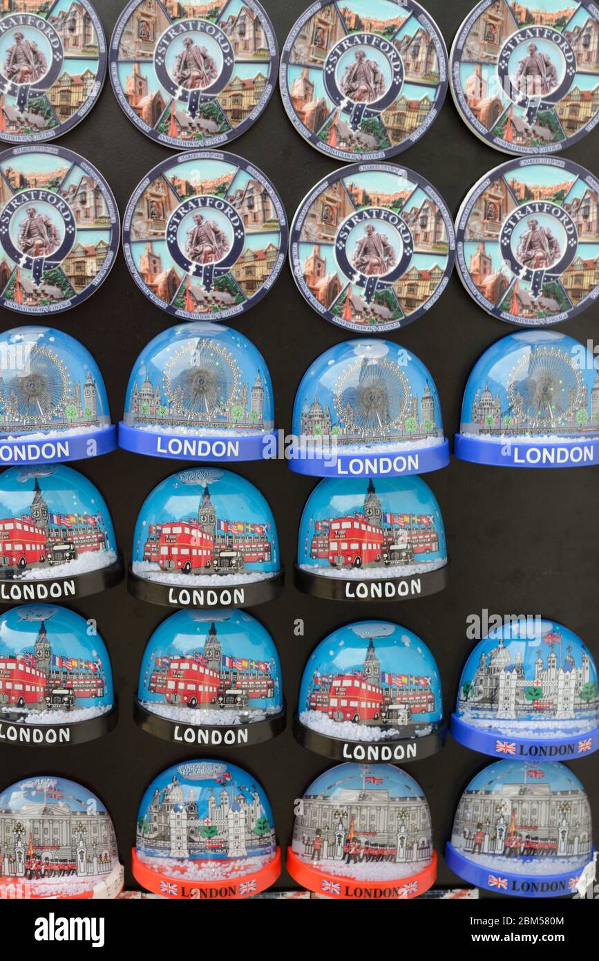 Souvenir turistici di Londra e Statrford-upon-Avon Tacky che raffigurano monumenti iconici, tra cui un autobus Red London e il London Eye Foto Stock