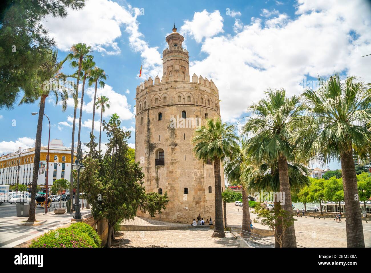 La Torre del Oro che si traduce in Torre dell'Oro - punto di riferimento storico del XIII secolo a Siviglia, Andalusia, Spagna Foto Stock