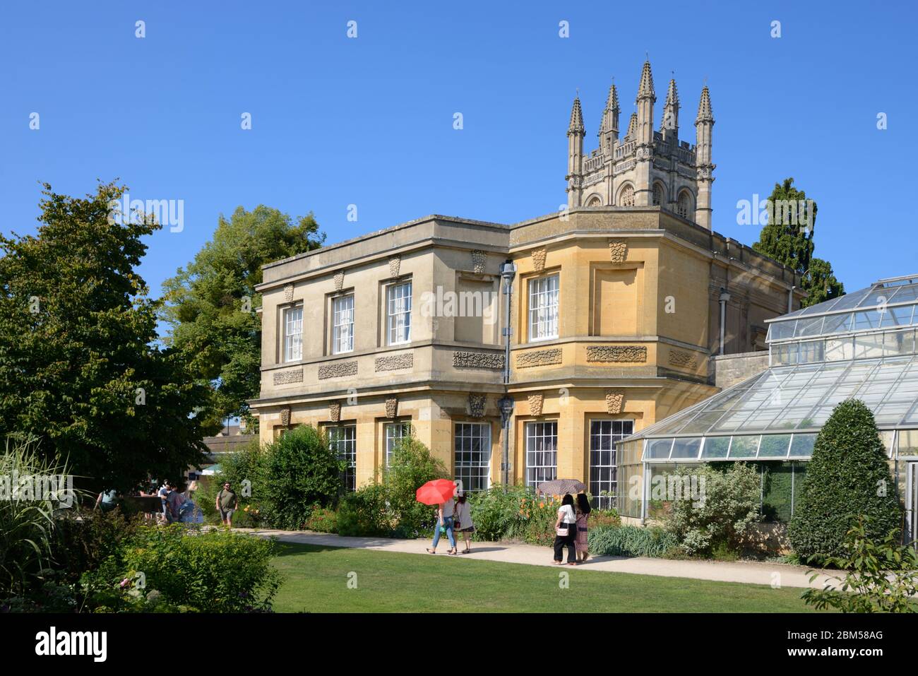 Turisti che visitano il Giardino Botanico dell'Università di Oxford o il Giardino Botanico, il più antico Giardino Botanico del Regno Unito, Oxford, Inghilterra Foto Stock