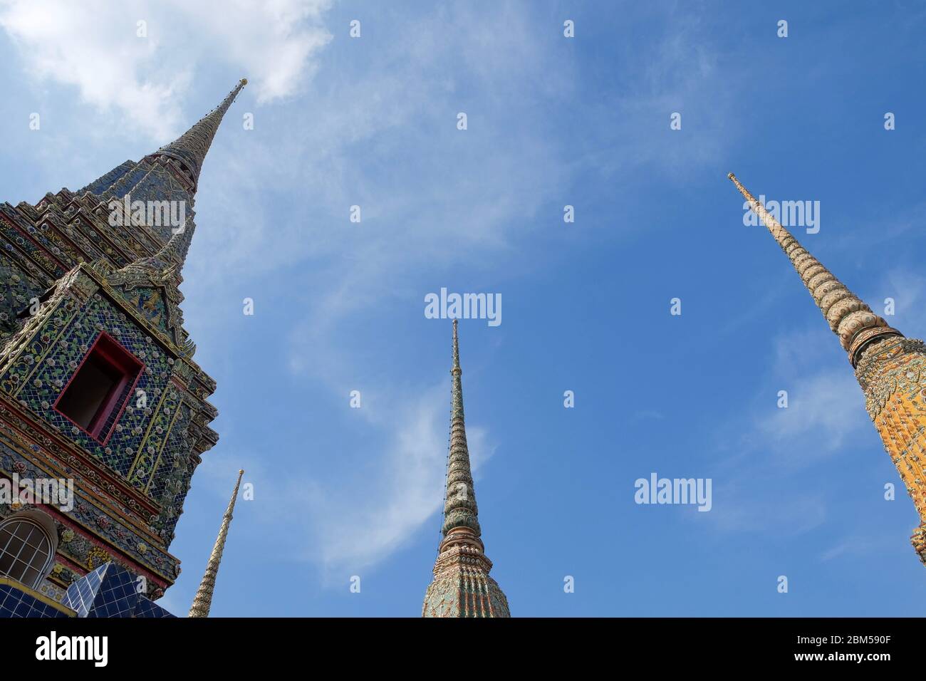 Phra Maha Chedi quattro re in angolo di rivolta di giorno, UNA grande e alta pagoda costruita come il regno di Re Rama i 1-4, Bangkok, Thailandia Foto Stock