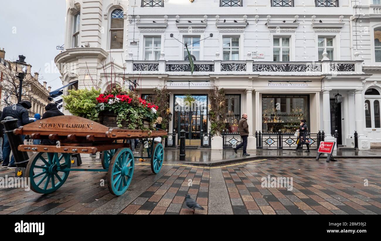 Covent Garden, Londra. Mobili di strada con influenze di mercato; la zona gentrifed ora è un quartiere turistico e commerciale alla moda. Foto Stock