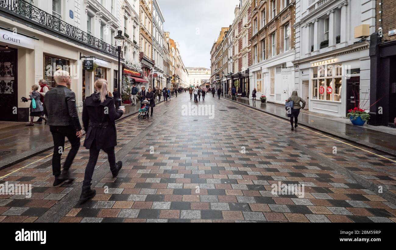 I turisti e gli amanti dello shopping di King Street a Covent Garden, Londra. L'ex zona del mercato è ora una zona di negozi alla moda e di turismo. Foto Stock