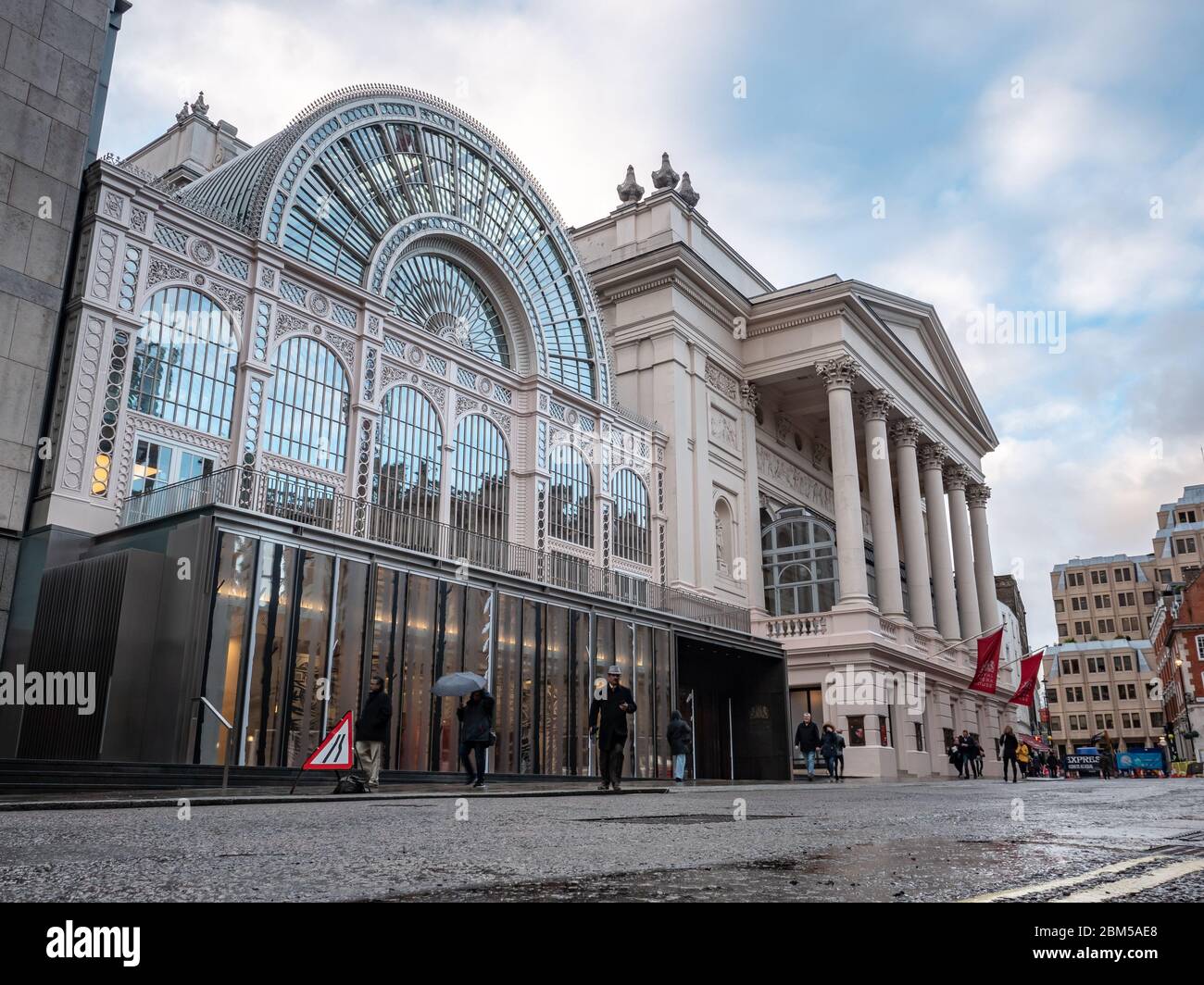 Royal Opera House, Covent Garden, con la sua adiacente Floral Hall in vetro e ferro rinominata Paul Hamlyn Hall nel West End di Londra, Regno Unito. Foto Stock