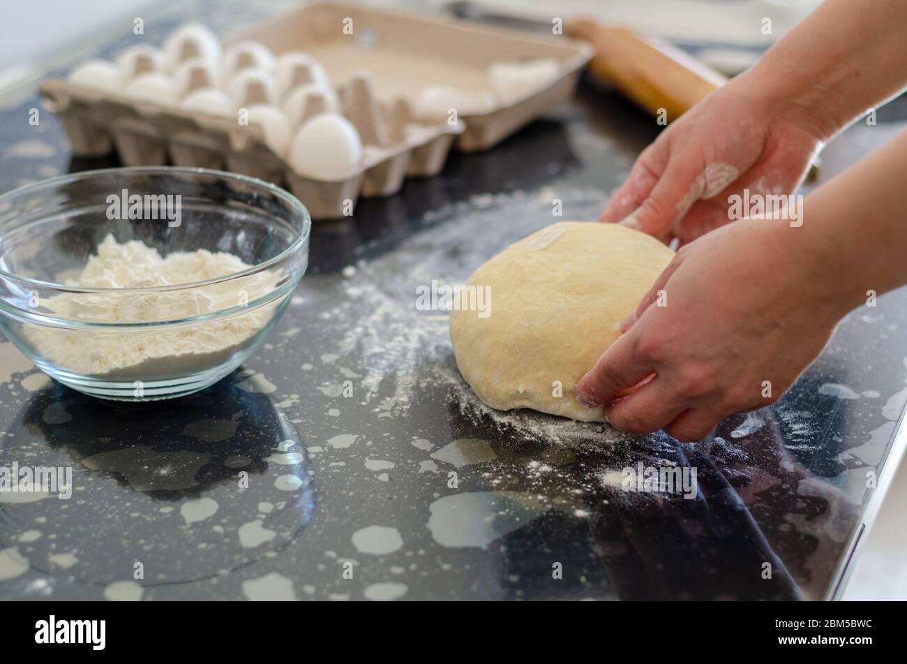 Una casalinga sta facendo un impasto per il pane Foto Stock
