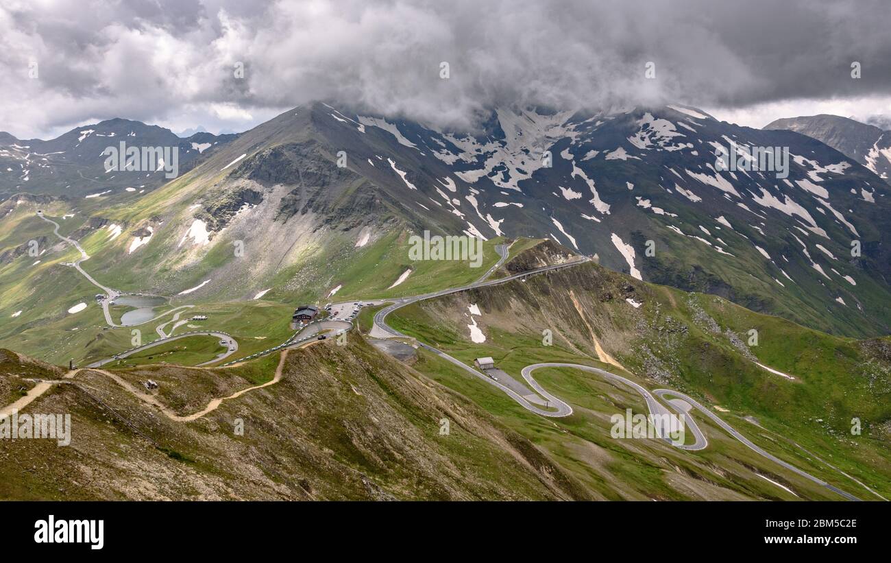 La Strada alpina del Grossglockner in Austria in un nuvoloso giorno di estate Foto Stock