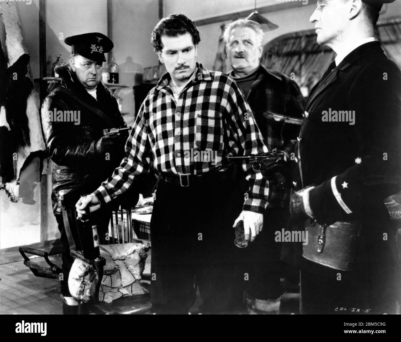 PETER MOORE LAURENCE OLIVIER FINLAY CURRIE ed ERIC PORTMAN in 49° PARALLELO 1941 regista MICHAEL POWELL Storia originale e sceneggiatura EMERIC PRESSBURGER Ortus Films / General Film Distributors (GFD) Foto Stock