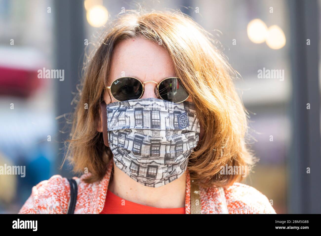 ritratto di una donna che indossa una maschera protettiva colorata Foto Stock