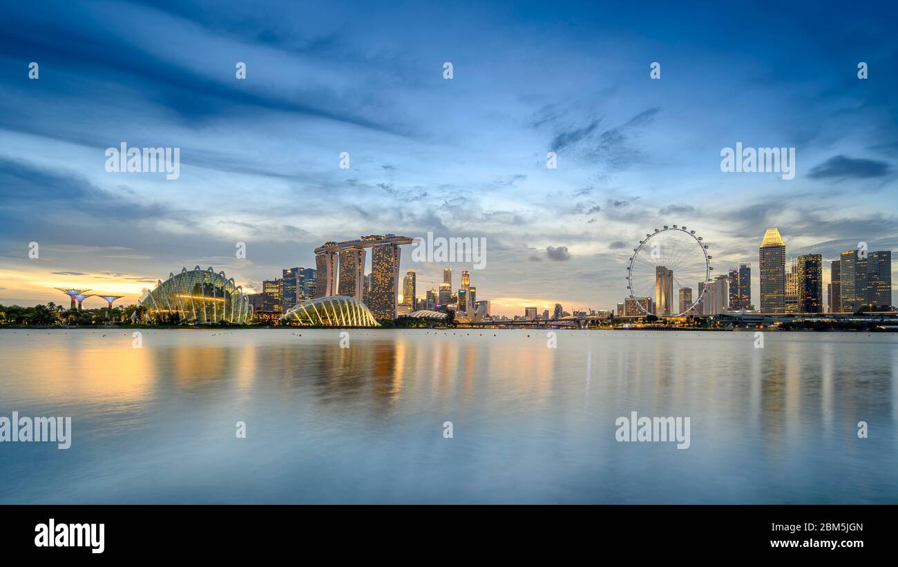 Singapore 31. Dicembre 2019 : Vista dello skyline del centro, con i Giardini vicino alla Baia, il Marina Bay Sands Hotel e il Singapore Flyer Foto Stock