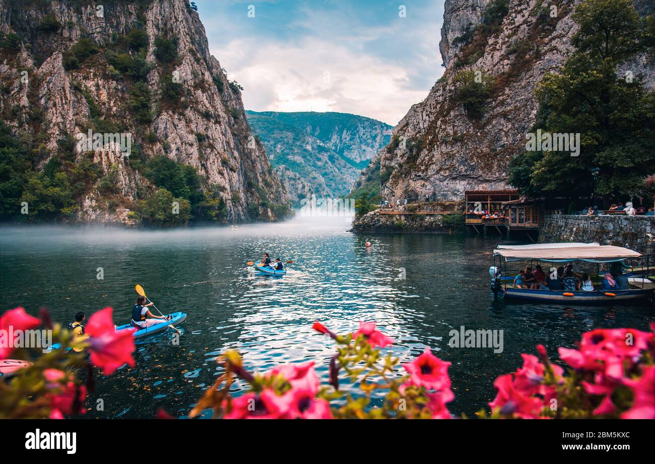 Matka, Macedonia del Nord - 26 agosto 2018: Canyon Matka vicino Skopje, con persone kayak e magico paesaggio foggy con acqua calma Foto Stock