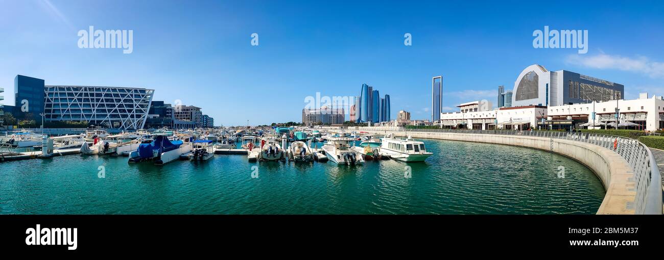 Abu Dhabi, Emirati Arabi Uniti - 27 gennaio 2020: Al Marasy Marina con yacht di lusso e vista del centro di Abu Dhabi in una giornata di sole Foto Stock