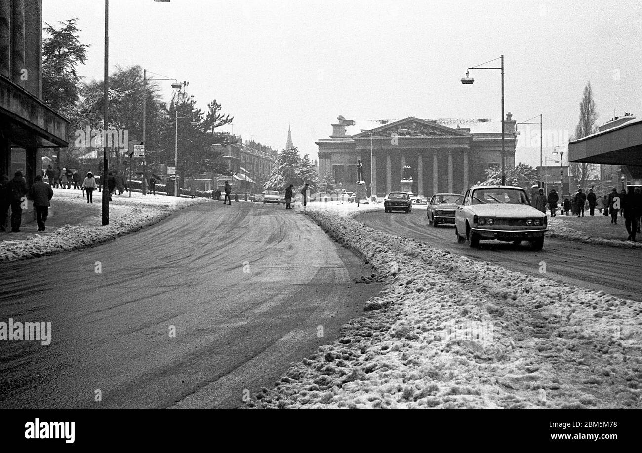 Bristol negli anni '60: La neve nel febbraio 1969 rallenta le cose intorno alle sale Victoria dell'Università di Bristol a Clifton. I venti che scendono dall'Artico hanno portato nevicate insolitamente pesanti durante lo scatto più freddo dell'inverno. Foto Stock