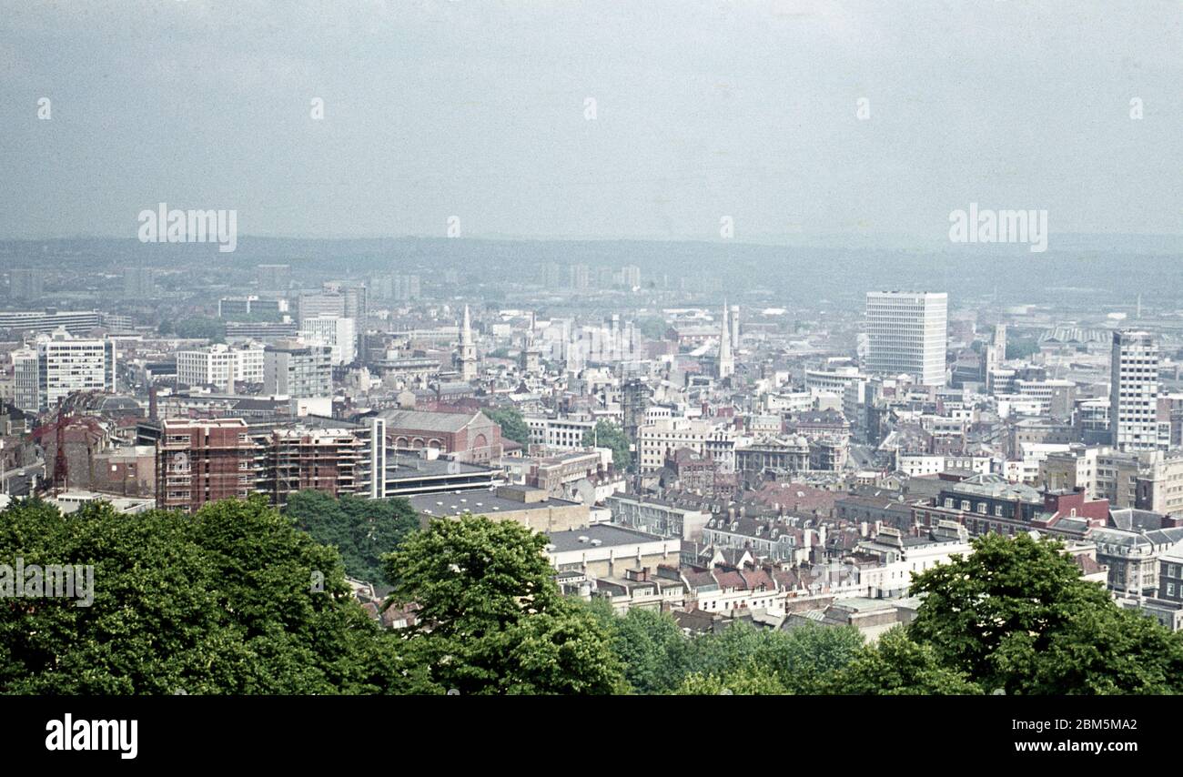 Bristol negli anni '60 e '70: La vista dalla cima della Cabot Tower di Bristol su Brandon Hill nel giugno 1970, guardando verso il Centro e i nuovi edifici di uffici di alto livello della città, che avevano causato controversie a causa dell'impatto sulle aree limitrofe. Foto Stock