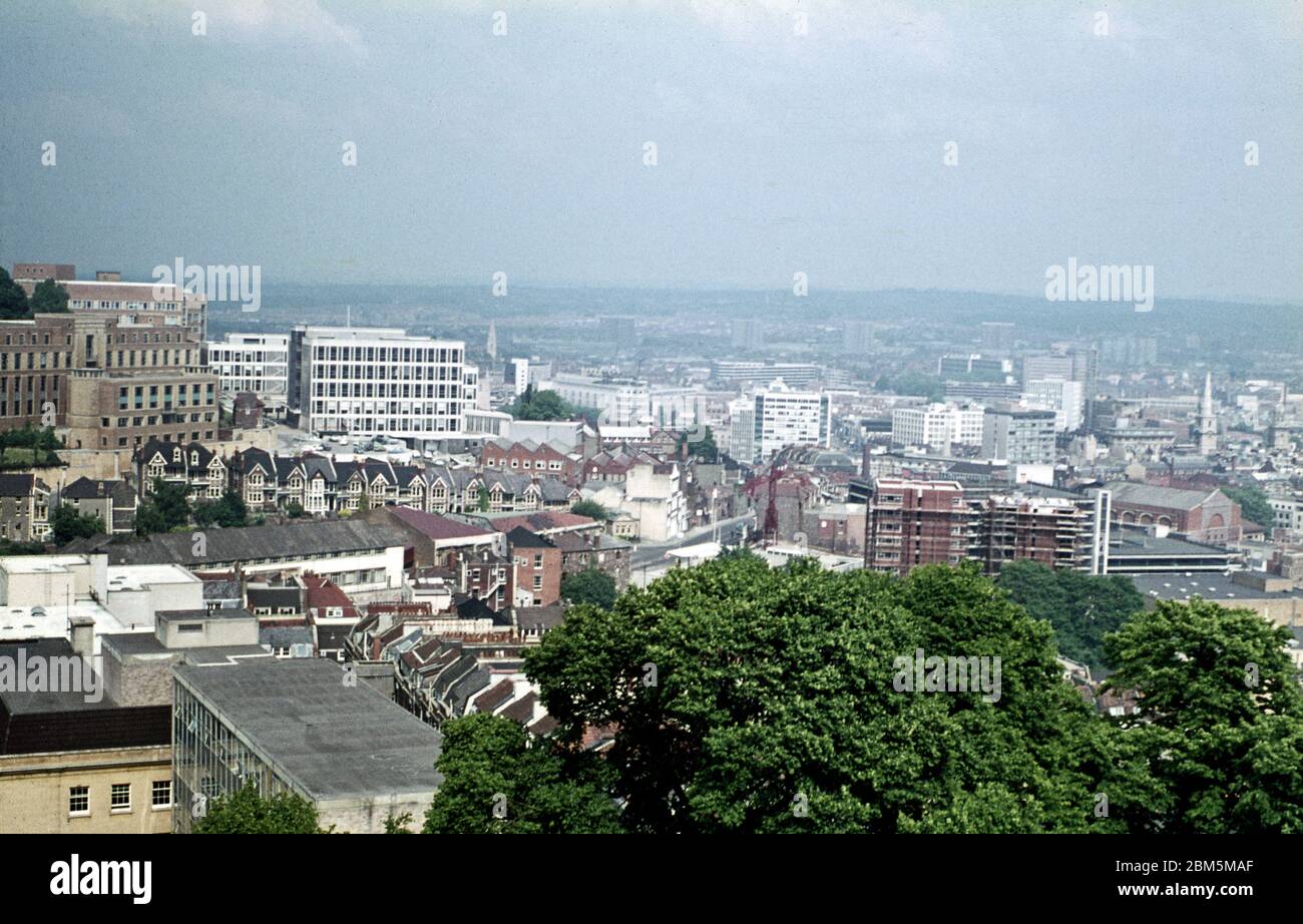 Una vista dalla cima della Cabot Tower su Brandon Hill nel Giugno 1970, guardando verso Park Row e il bordo del campus della Bristol University intorno al Wills Memorial Building, inclusi gli edifici della vecchia scuola veterinaria e alcuni dei blocchi scientifici. La fotografia è stata utilizzata con altri utenti presi in quel momento per creare una vista panoramica del campus, utilizzando la funzione photomerge di Adobe Photoshop Elements. Foto Stock