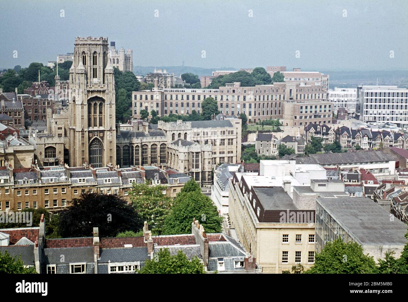 Bristol negli anni '60 e '70: Una vista dell'Università di Bristol nel giugno 1970, presa dalla cima della Cabot Tower su Brandon Hill guardando attraverso Queens Road verso una parte del campus intorno al Wills Memorial Building e il Royal Fort, inclusi gli edifici della vecchia scuola veterinaria e alcuni dei blocchi di scienza. In primo piano è l'edificio Alfred Marshall in Berkeley Square utilizzato in quei giorni dalla Facoltà di Scienze sociali. Foto Stock