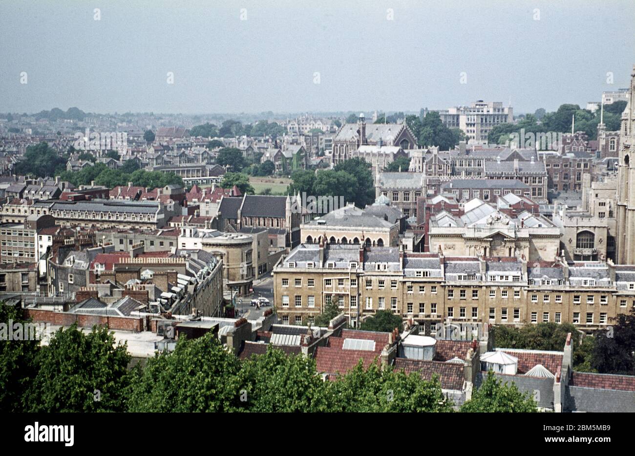 Bristol negli anni '60 e '70: Vista dalla cima della Cabot Tower su Brandon Hill nel giugno 1970, guardando attraverso Queens Road verso la Senate House dell'Università di Bristol. In primo piano si trovano il retro degli edifici in Berkeley Square e dietro di essi gli edifici del negozio lungo Queens Road e i terreni della Bristol Grammar School. Foto Stock