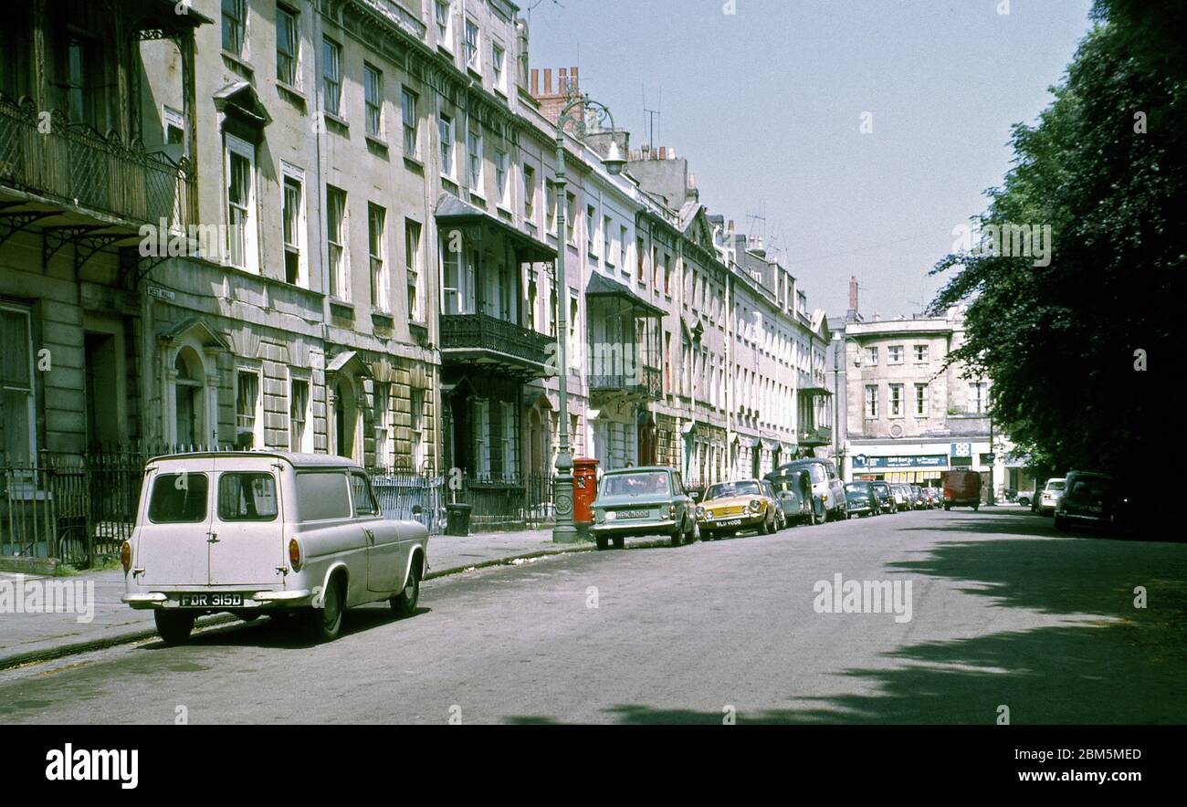 Bristol negli anni '60 e '70: West Mall a Clifton, guardando verso il Mall nel giugno 1970, prima di parcheggio pressioni e zone di parcheggio controllate. La zona era popolare tra gli studenti dell'Università di Bristol in quei giorni di riscaldamento pre-centrale con molti edifici divisi in appartamenti e affittati su lets annuali. Foto Stock