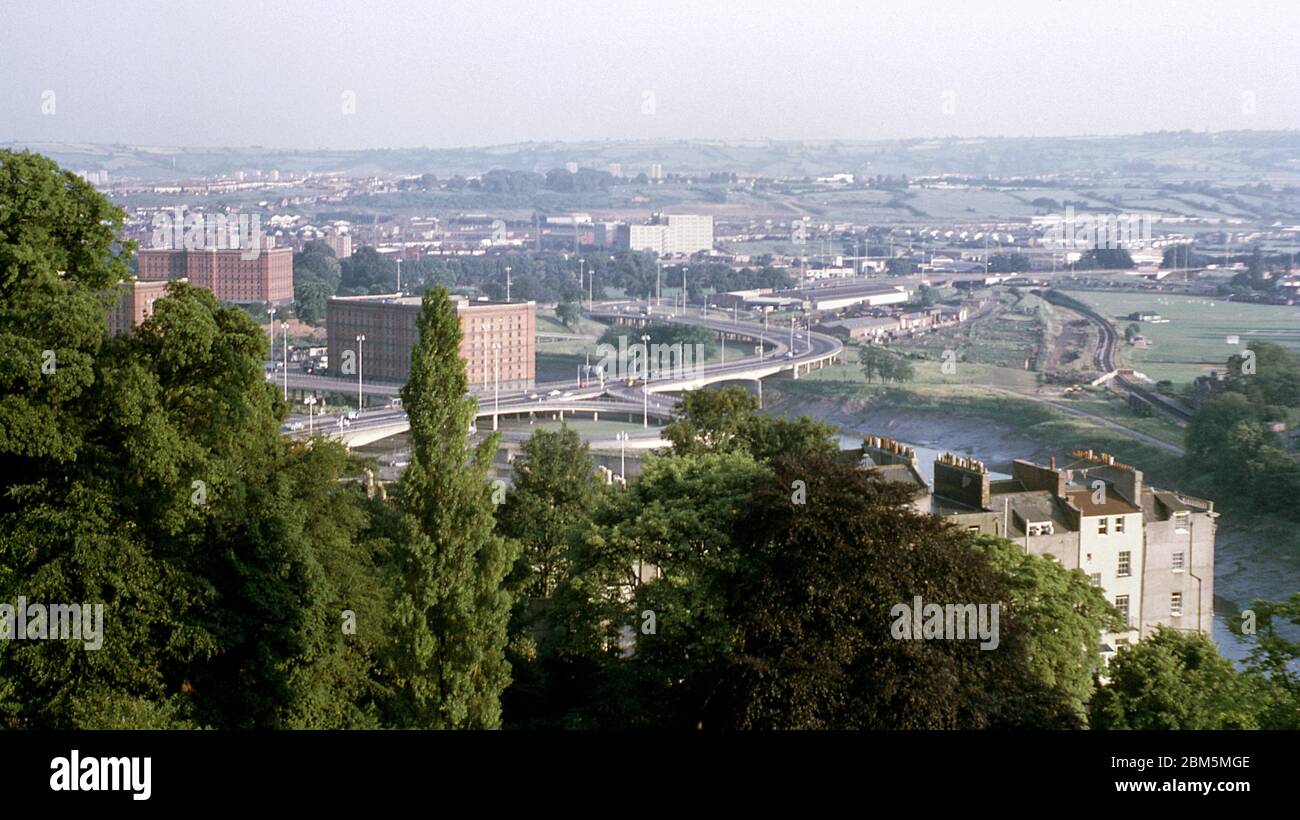 Bristol negli anni '60 e '70: Vista dalla collina di Sion a Clifton attraverso il fiume Avon verso i ponti del bacino del Cumberland e i magazzini vincolati costruiti all'inizio del XX secolo per far fronte al boom delle importazioni di tabacco, con la diminuzione dei prezzi delle sigarette e l'aumento delle vendite a seguito dello sviluppo di macchine per la produzione di sigarette. Accanto c'è la vecchia linea ferroviaria per Portishead, che chiuse ai passeggeri nel 1964 ma che era ancora aperta al trasporto merci dai moli di quel tempo. La fotografia è stata presa dal tetto di un appartamento studentesco in edifici Princes nel giugno 1970. La zona era popolare con la studia dell'Università di Bristol Foto Stock