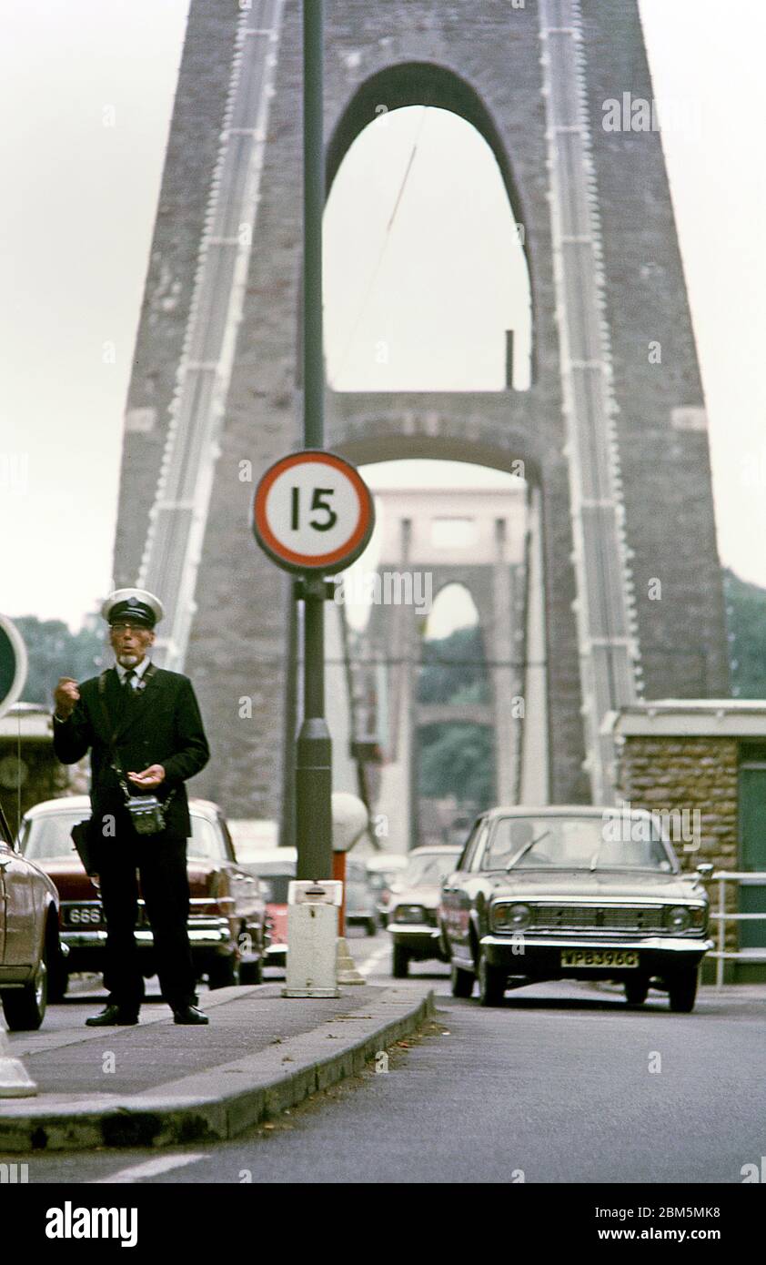 Bristol negli anni '60 e '70: Riscossione dei pedaggi al ponte sospeso Clifton nel luglio 1970. Il ponte di grado 1 è interamente finanziato dai pedaggi ed è aperto e monitorato 24 ore al giorno, sette giorni alla settimana. I collettori di pedaggio erano in servizio anche il giorno di Natale ma sono stati sostituiti da macchine automatizzate nel 1975. Foto Stock