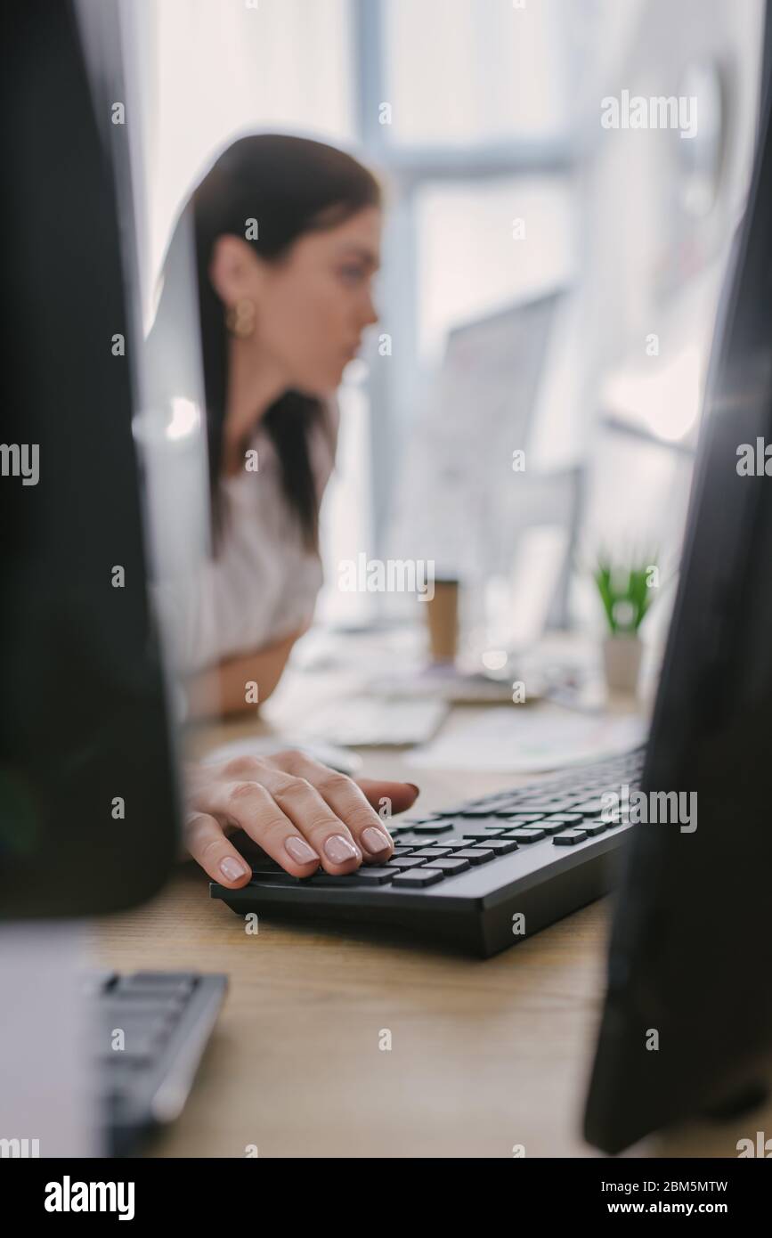 Attenzione selettiva dell'analista dei dati che utilizza la tastiera del computer durante il lavoro Foto Stock