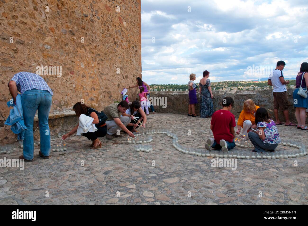 Persone accendendo candele prima del concerto di candele. A Pedraza, provincia di Segovia Castilla Leon, Spagna. Foto Stock