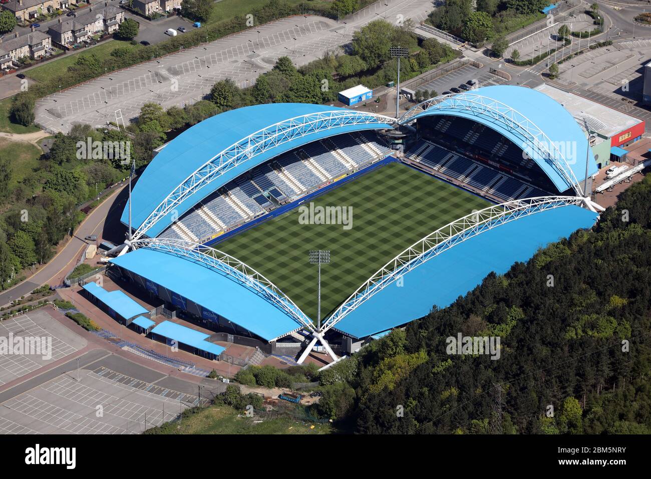 Vista aerea dello Stadio John Smith, sede del club calcistico Huddersfield Town e dei giganti Huddersfield lato campionato di rugby Foto Stock