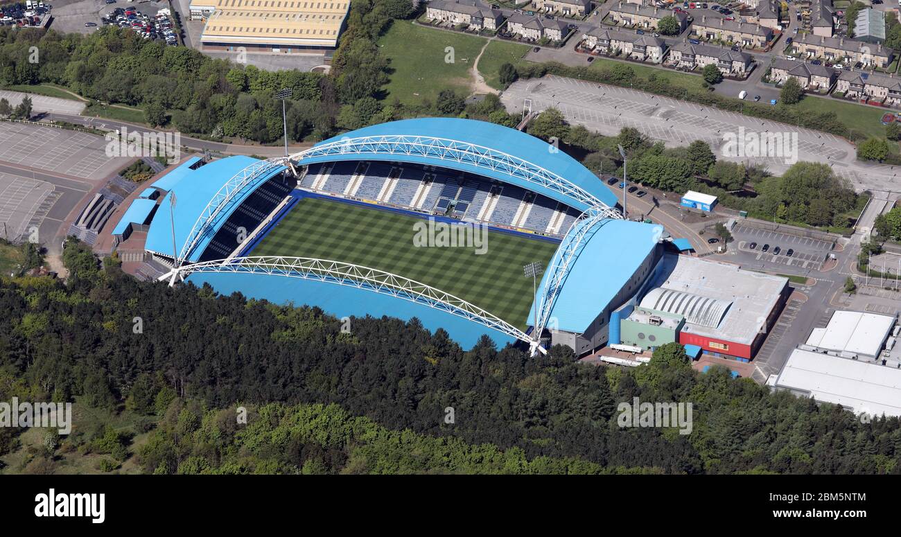 Vista aerea dello Stadio John Smith, sede del club calcistico Huddersfield Town e dei giganti Huddersfield lato campionato di rugby Foto Stock