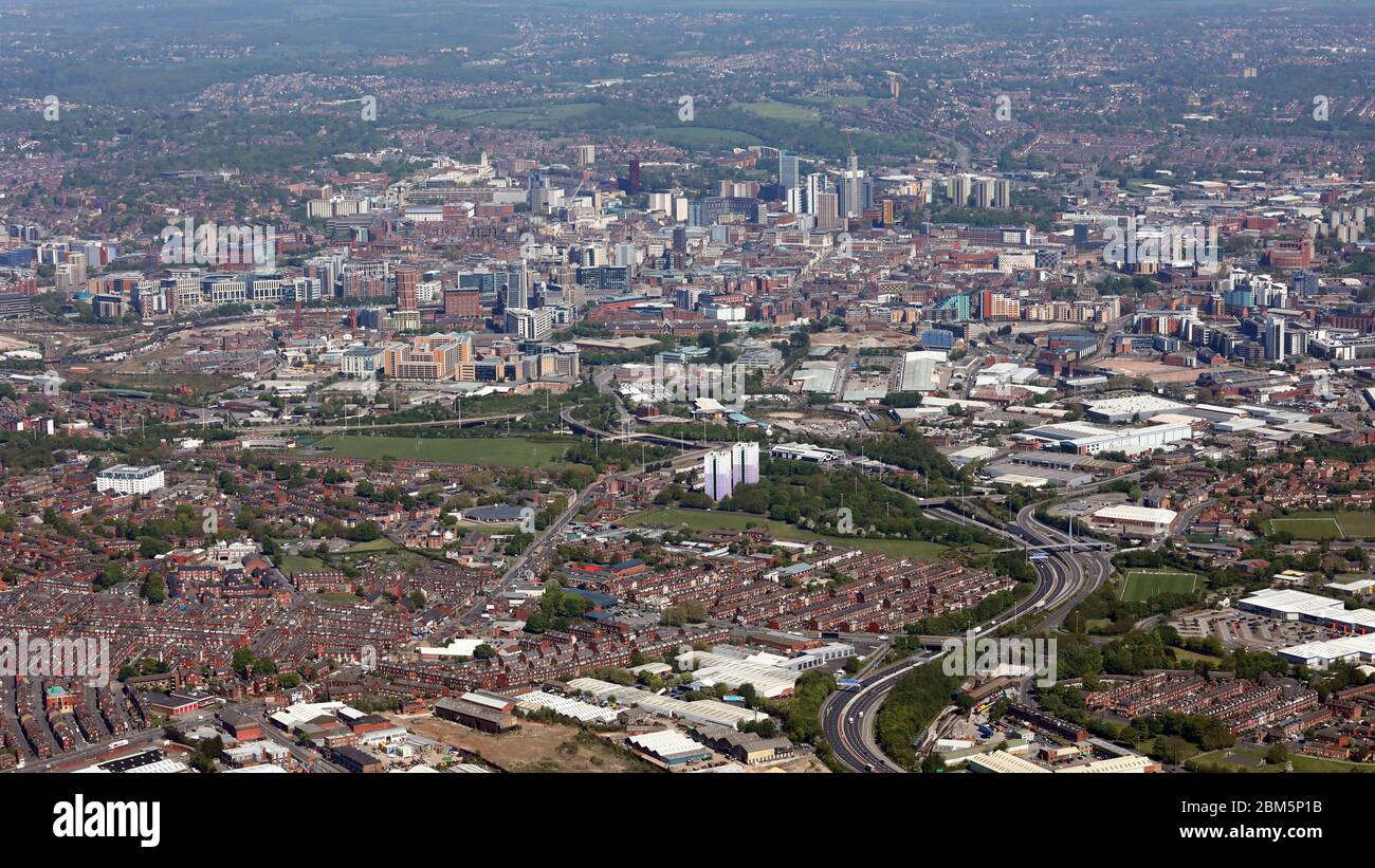 Vista aerea dello skyline di Leeds da sud con l'autostrada M621 che si snocciola in primo piano Foto Stock