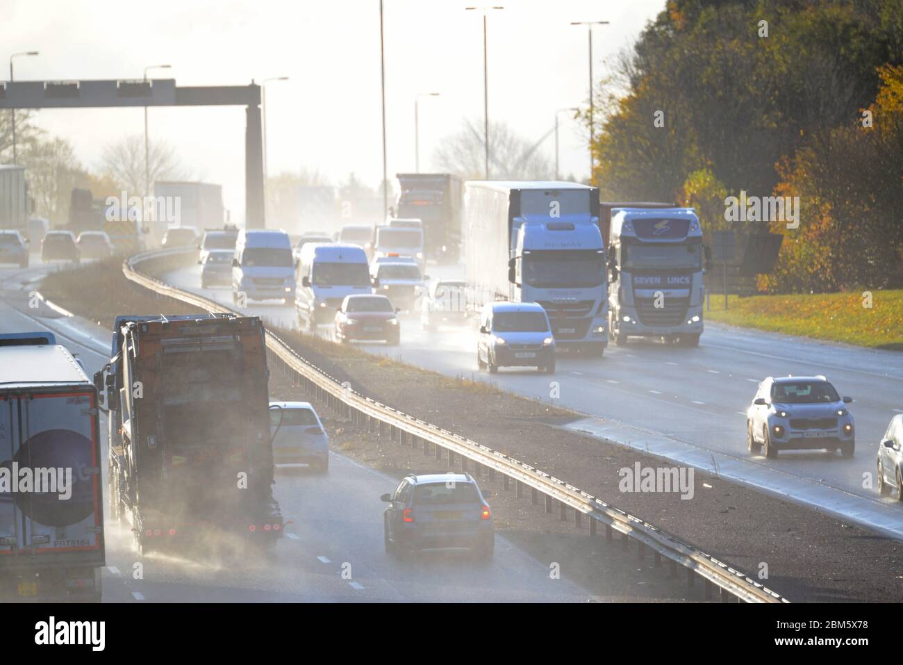 Traffico che attraversa forti piogge che causa spruzzi sull'autostrada A1/M leeds yorkshire uk Foto Stock