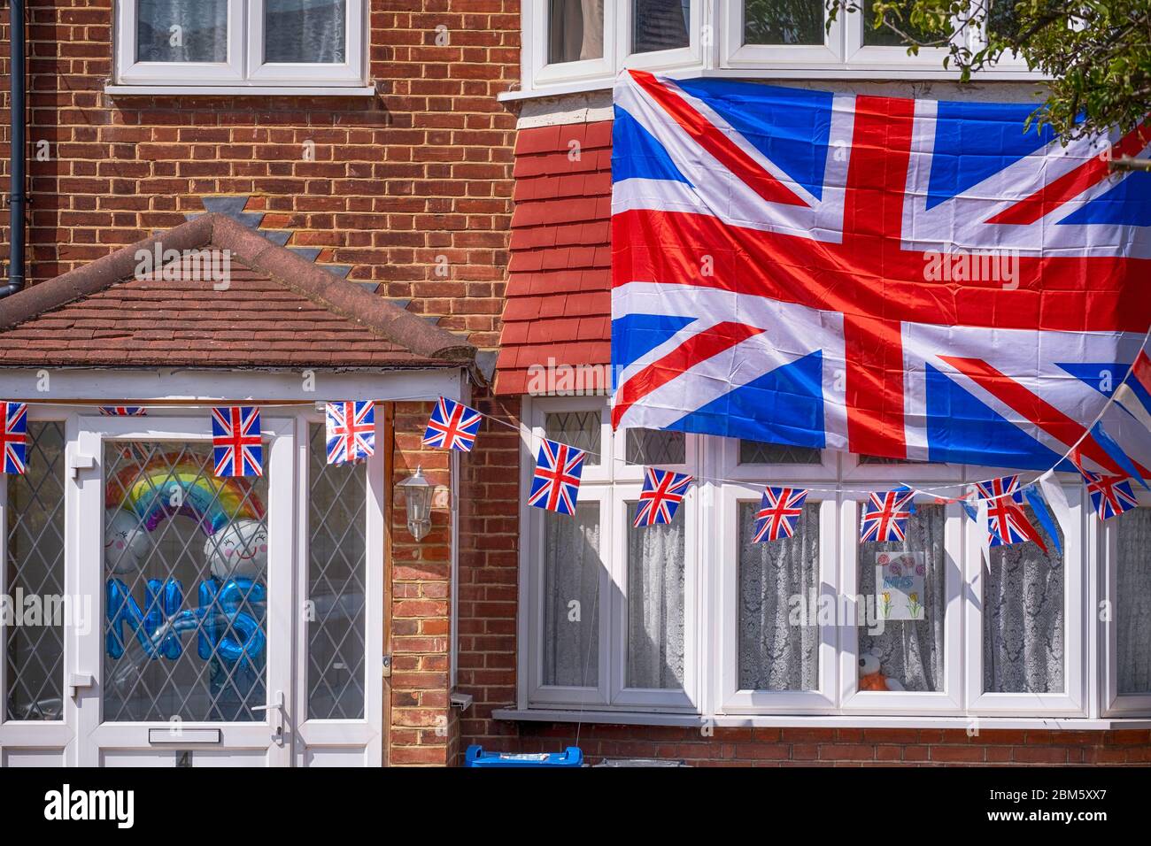 Morden, Surrey, Regno Unito. 7 maggio 2020. Diverse case nel sud-ovest di Londra Borough di Merton sono adornate con matti per le celebrazioni del VE Day, alcune anche con i poster e i segni di ringraziamento NHS. Credit: Malcolm Park/Alamy Live News. Foto Stock