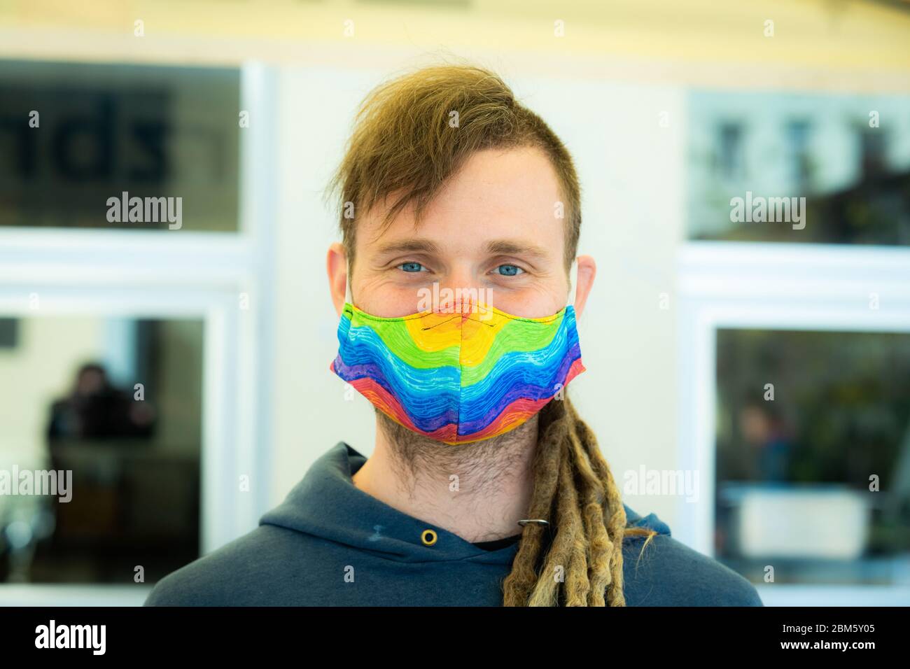 ritratto di un uomo che indossa una maschera protettiva colorata 7 Foto Stock