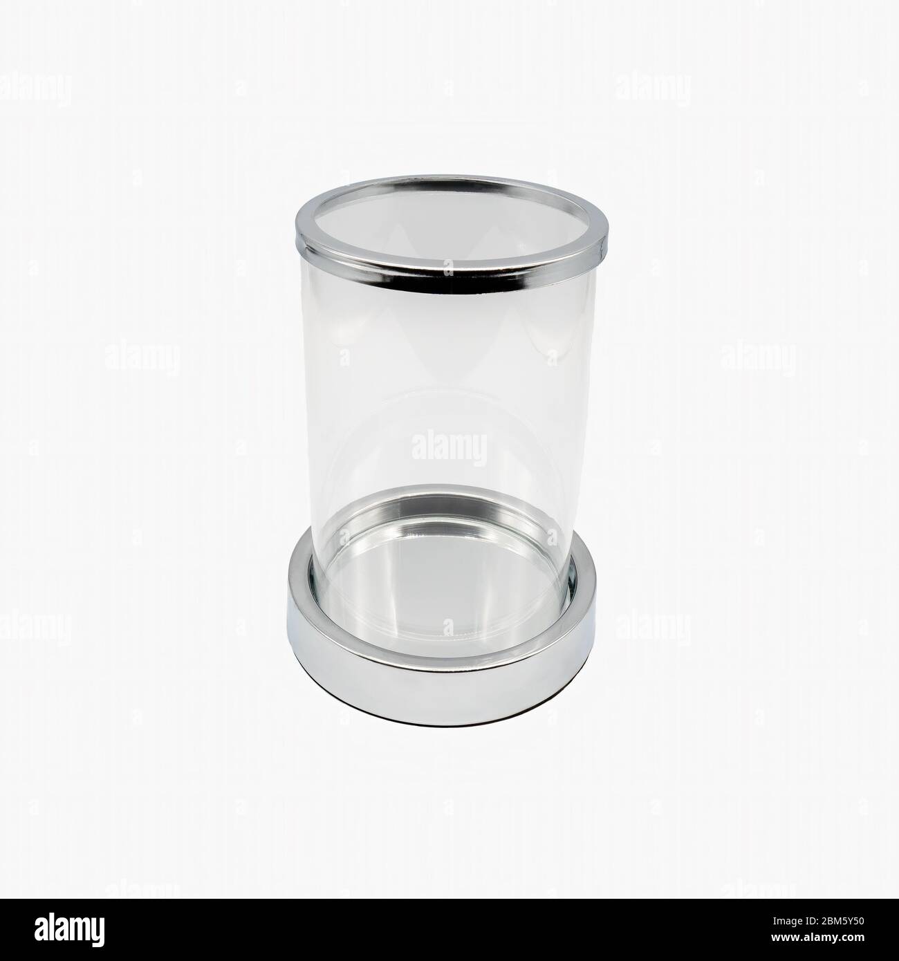 Un cilindro di vetro lanterne la mia base cromata, tagliata su sfondo bianco Foto Stock