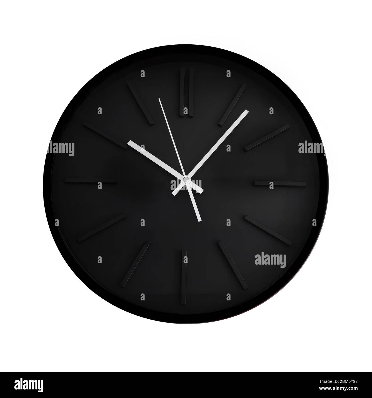 Un orologio da parete nero profondo con mani in metallo argento, tagliato su sfondo bianco Foto Stock