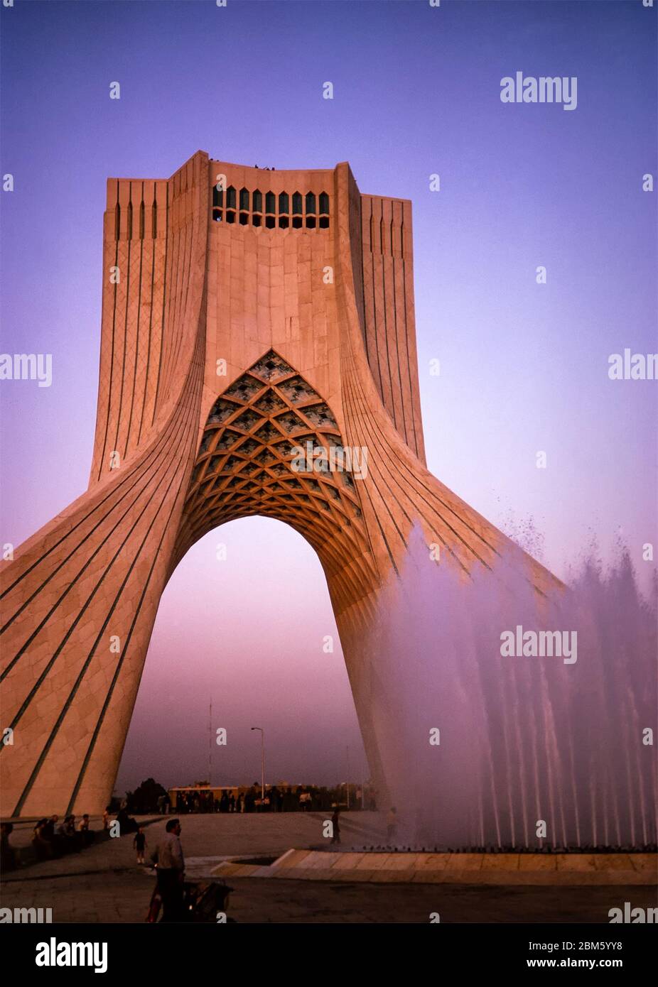 Teheran, Iran - Luglio 1975: La Torre Azadi, conosciuta anche come la Torre della libertà e la Torre Shahyad, è un monumento e un museo che segna l'ingresso occidentale della città di Teheran, Iran. Pellicola da 35 mm scansionata. Foto Stock