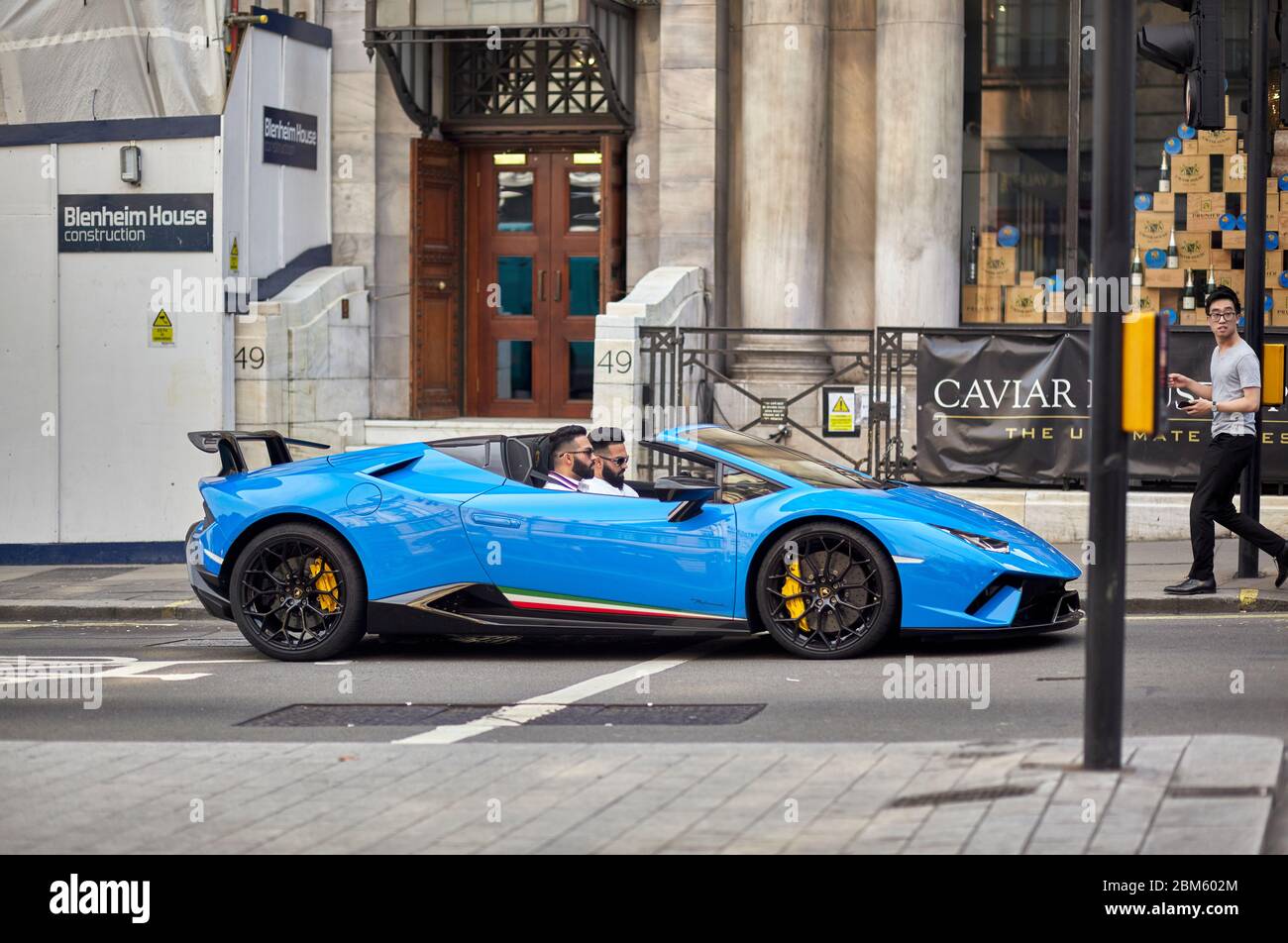 Due giovani in una Lamborghini blu Huracan Supercar nel centro di Londra Foto Stock