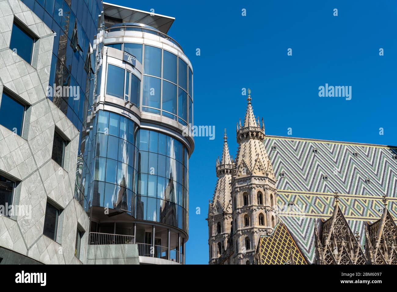 Una vista di St. Stephen's Cathedral e Haas House Foto Stock