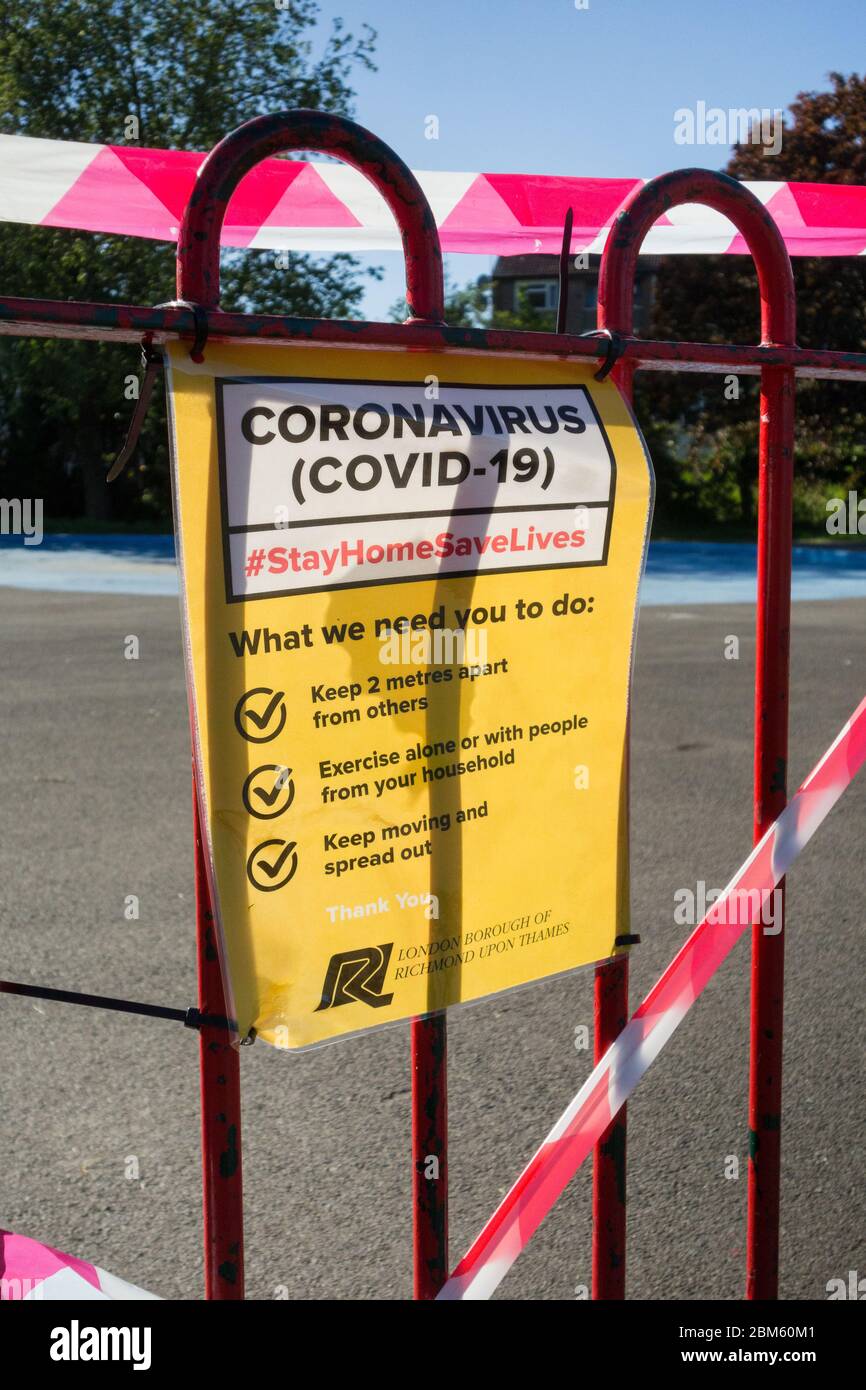 Coronavirus Covid-19 Stay Home Save Lives signage Foto Stock