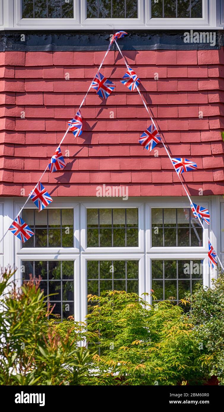 Morden, Surrey, Regno Unito. 7 maggio 2020. Union flag bunting drappeggiato dal primo piano di una casa nel sud-ovest di Londra Borough di Merton per celebrare il 75 ° anniversario del VE Day. Credit: Malcolm Park/Alamy Live News. Foto Stock