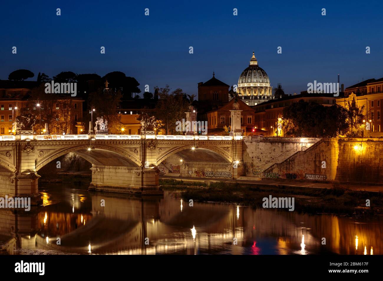 Engelsbrücke (Ponte Sant'Angelo) und Kuppel Petersdom, Vatikan, Rom, Italien Foto Stock