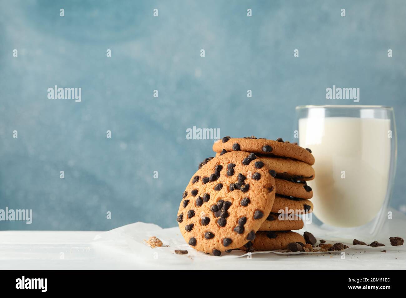 Composizione con biscotti, latte e caramello su tavola di legno bianco Foto Stock