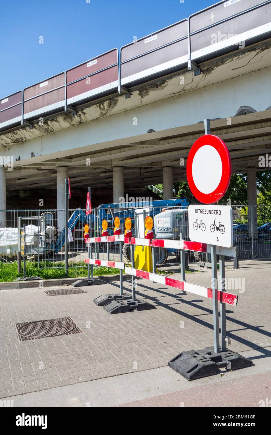 Lavori di riparazione / ristrutturazione che mostra calcestruzzo sbriciolante, fatto a Mariakerkebrug, ponte 60 nel villaggio Mariakerke vicino a Gand, Fiandre Orientali, Belgio Foto Stock