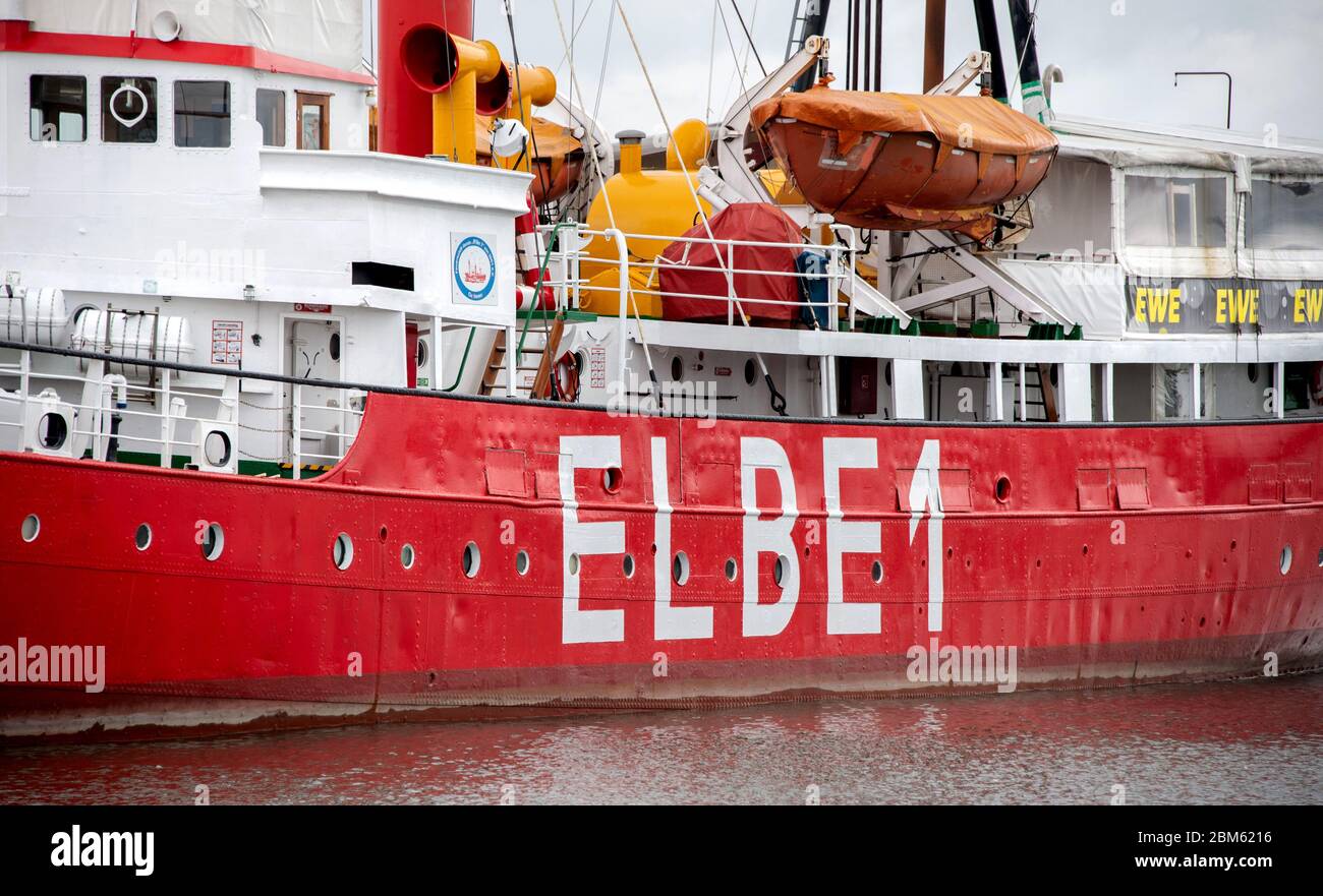 Cuxhaven, Germania. 02 maggio 2020. La nave faro 'Elbe 1', nota anche come 'Bürgermeister o'wald II', si trova nell'area del porto presso il molo Alte Liebe. La nave, costruita presso il cantiere Meyer di Papenburg, è oggi di proprietà della città di Cuxhaven ed è stata restaurata da un'associazione. Credit: Hauke-Christian Dittrich/dpa/Alamy Live News Foto Stock