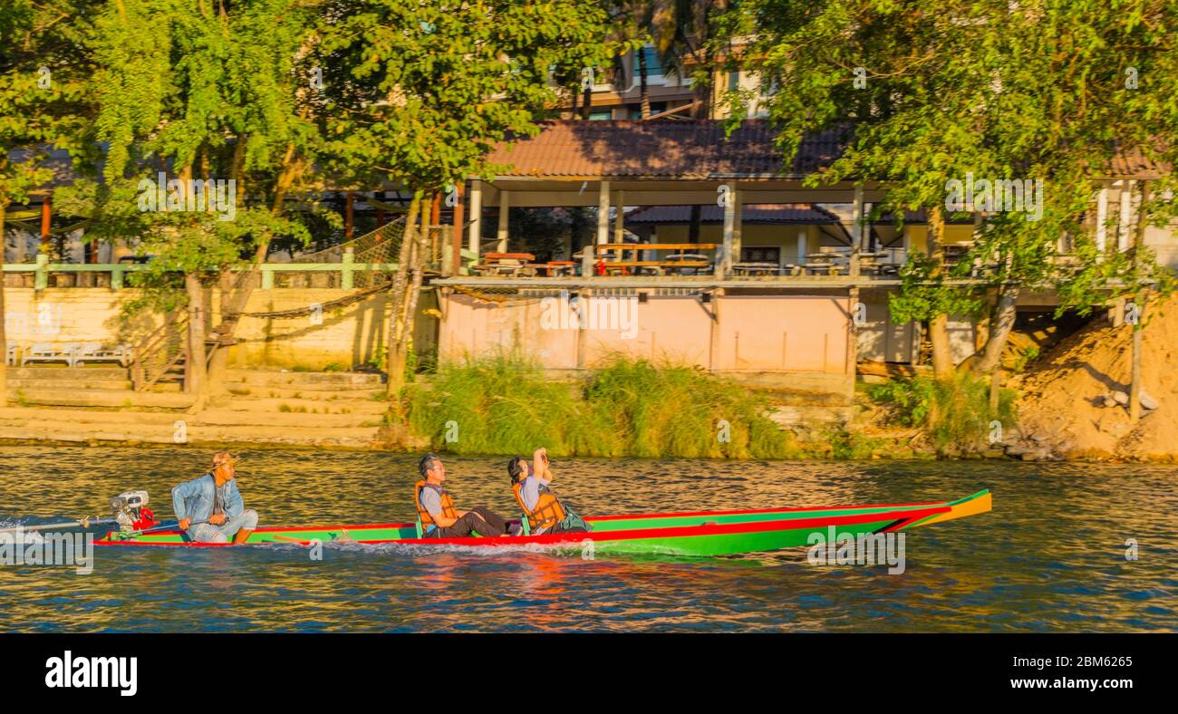 Coppia turistica asiatica su barca lungo fiume tour, Nam Song, Song fiume, Vang Vieng, Laos Foto Stock