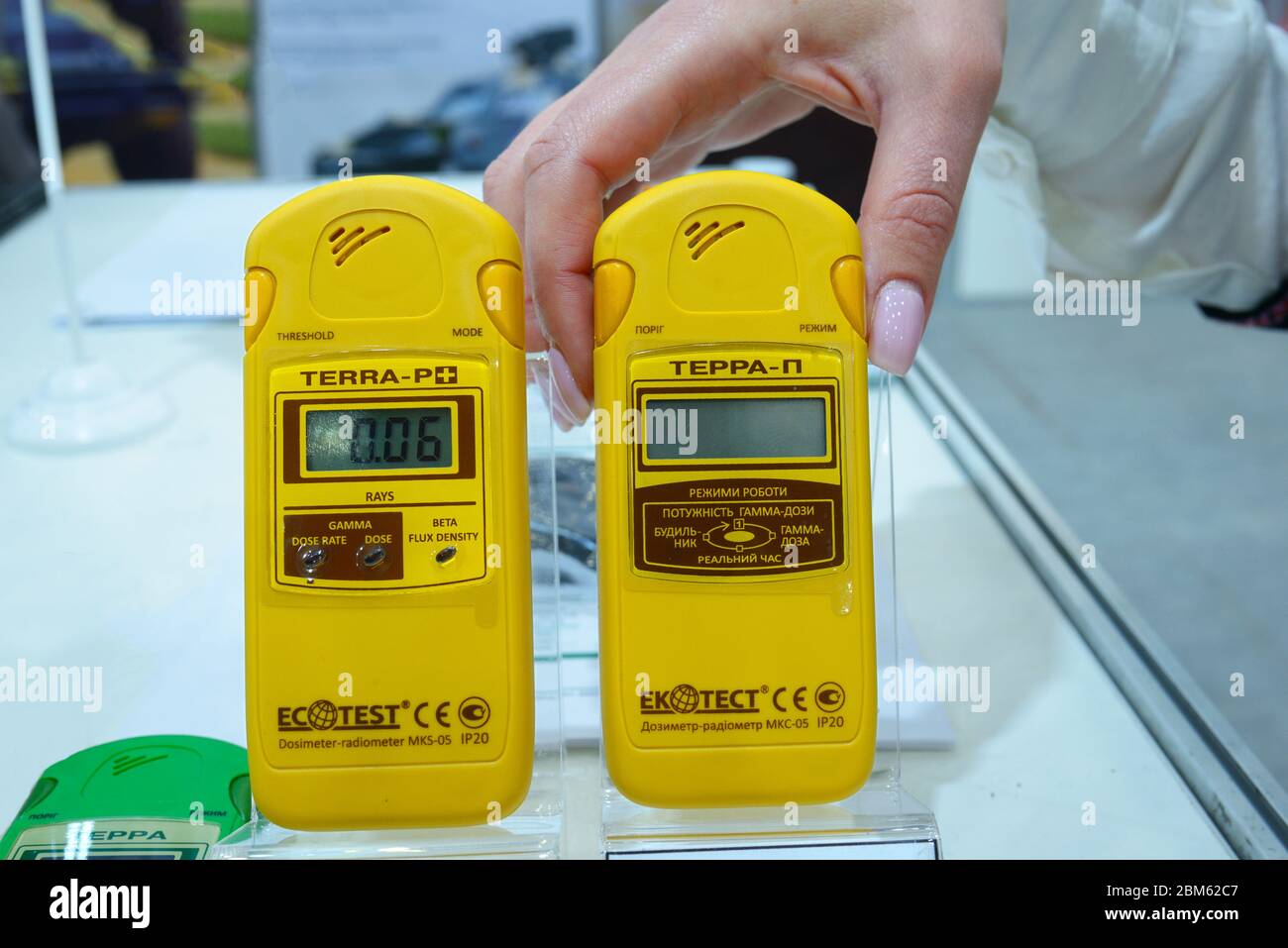 Donna che tiene mano dosimetro-radiometri personali per misurare i livelli di radiazione. 1° ottobre 2019. Kiev, Ucraina Foto Stock