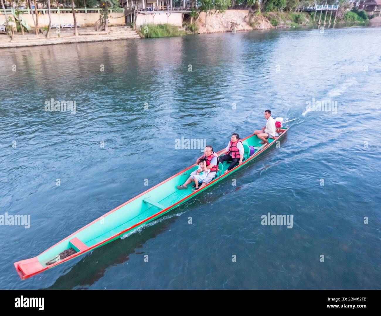 Coppia turistica asiatica su barca lungo fiume tour, Nam Song, Song fiume, Vang Vieng, Laos Foto Stock