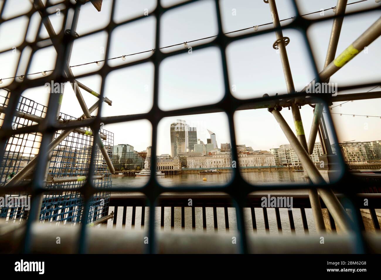 Londra durante il blocco. Gli edifici aziendali sono chiusi per mesi a causa di pandemia. Apr 2020 Foto Stock