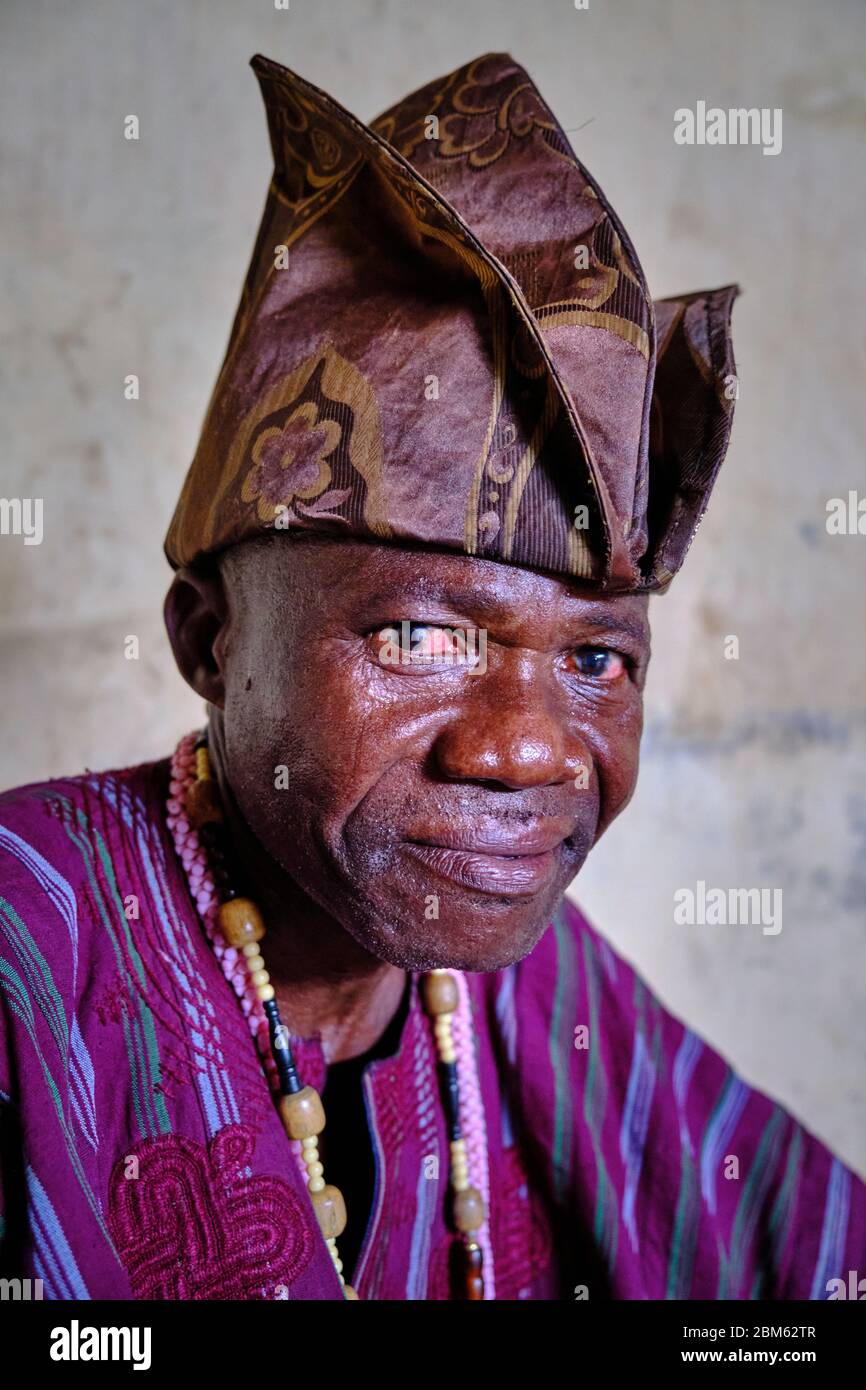 Ritratto di un sacerdote Yoruba con amuleti tradizionali, accappatoi e indumenti. Foto Stock